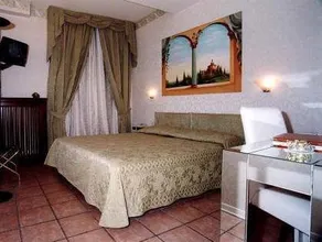 Residenza Due Torri check in presso HOTEL CENTRALE Vicolo Cattani 7 - Image 3