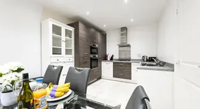 Swan's Place - Large 4bed home, Sleeps 9, Parking x2 & Games room - Image 4