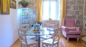 Split Theatre Apartments - Image 4