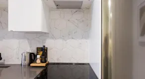 6768 - 402 · Blue Oasis Studio with Full Kitchen and Bath by Denstays - Image 5