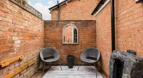 Stylish Modern 2 Bed with Parking - Pass the Keys - Image 5