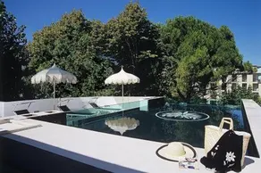 M Glamour Hotel - Image 2