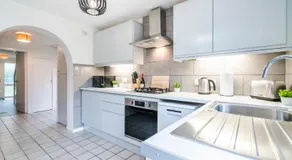 Spacious 5 bedroom House Near Gatwick 2-3 Parking Spaces & WiFi - Image 3
