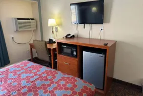 Econo Lodge - Image 3