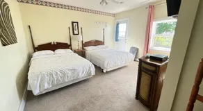Admiral's Quay Motel & Suites - Image 2