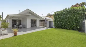 Spacious 4-Bed House with Secure Parking - Image 5
