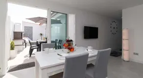 Bungalow con piscina comunitaria y terraza privada - Image 4