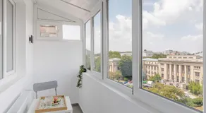 Amazing Style, Bright Colors, Balconies, 1BR near The Faculty of Law - Image 3