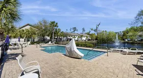 Charming southern townhouse w/enclosed yard & access to community pool - Image 5