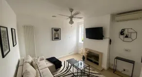 Cozy Town Centre 2 Bed Apartment Close To Historic Landmarks And Great Restaurants - Image 2