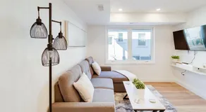 Contemporary Comfort 2BR Kitchener Escape - Image 2