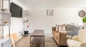 Cozy 2 brm apartment mins away from United Center - Image 3