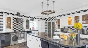 Contractor House - Heathrow & M25, Parking, Wi-Fi - Image 5