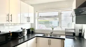 Spacious 5 Bedroom Family House Sleeps 13 Free Parking 5 min driving to Bicester Village - Image 2