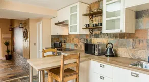 Deluxe Rustic Charlestown Themed Apartment - Image 4
