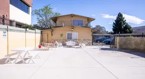 Town and Country Inn - Image 5