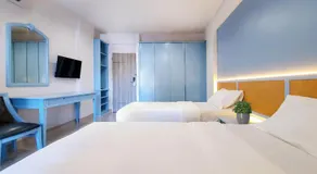 Chateau Hotel & Apartments - Image 2