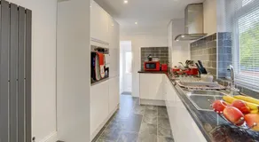 New Duston 4-BR House, En-suite, Garden, Parking - Image 3