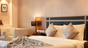 Boutique Stay w Private Jacuzzi - Belmore Stays - Image 2