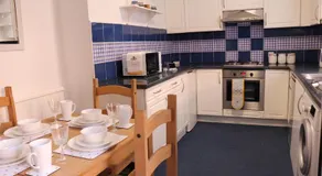 Lovely 7 Bed Modern House 10 Mins City Centre - Image 4