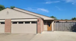 160 Overbrook 3 bedroom home with privately fenced yard and hot tub - Image 4