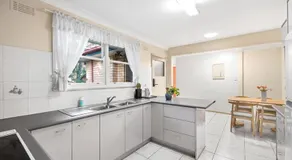 Affordable No-Frills Queen Room in Pymble - Shared Bathroom - Image 3