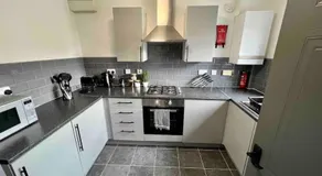 3 bedroom house with parking - Image 3