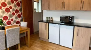 Homely 3 Bed House Halifax - Image 4