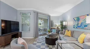 Spacious 1Bedroom Condo with Pool, Walk to the water - Image 2