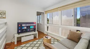 Coastal Wynnum Home Near Plaza and City Connections - Image 2