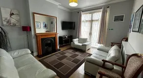 Amazing 6 bedroom house with free parking on site. - Image 2