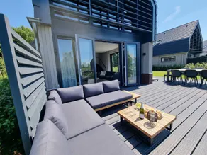 Luxurious detached water villa with jetty - Image 4