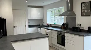 3 Bedroom Gatwick Free Parking Fast Wi-Fi - Image 2