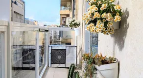 Central Private En-Suite with Balcony in shared residence - Image 3