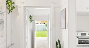 Comfortable & Affordable Stay in Padstow - Queen Room Retreat - Shared Bathroom - Image 5