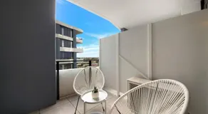 Cool and Contemporary on the City Edge - Image 5
