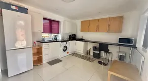 Separate One Bedroom Large Apartment in Slough - Image 3