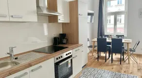 Stylish Renovated Apartment with Free Parking - Image 3