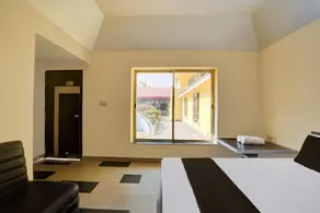SPOT ON The Highway Courtyard - Image 2