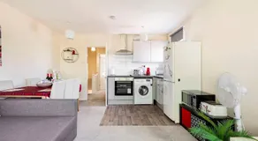 Charming Entire 2-Bedroom House in Milton Keynes - Image 2