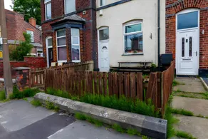 Spacious 3Bedroom| Large Bathroom & Prime Location - Image 4