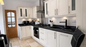 Lily's Pad - 3BR House, Cosy City Living, Patio, Parking, Sleeps 6 - Image 3