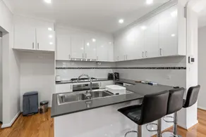Family-Friendly 4-Bed Home with Courtyard - Image 4