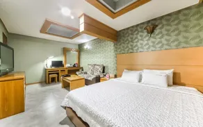 Prada motel - Image 2
