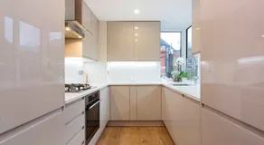 Lumineux, contemporain 2BR dans Leafy Belsize Park, par Veeve - Image 3