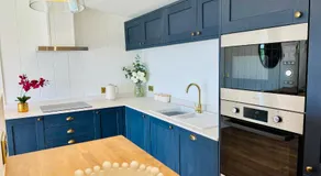 Phoenix Lodge - Luxury 2 ensuite bedrooms, lakeside views - Image 4