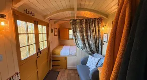 Cosy romantic shepherd hut in open countryside - Image 2