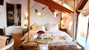 Seafront penthouse with jacuzzi and private cinema - Image 2
