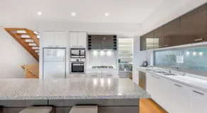 5 Bedroom House - Sleeps 11 - Golf Course Views - Free Parking - Free WIFI - Image 4