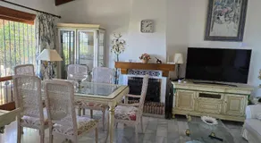 Rummelig, familievenlig villa med pool, solrig have og spektakulær havudsigt<br> - Image 4